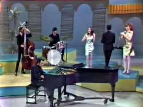Sergio Mendes &amp; Brasil 66 - Mas que nada (introduced by Eartha Kitt / Something Special 1967)